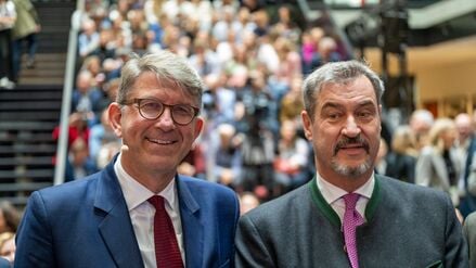 Der Kultur- und Medienstaatsminister Wolfram Weimer (parteilos, l) und Markus Söder (CSU), Ministerpräsident von Bayern, bei den 39. Medientagen München.