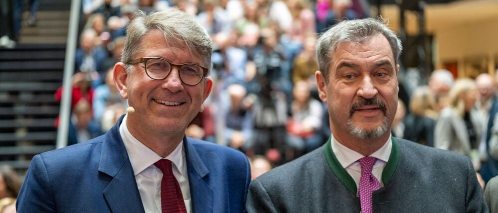 Der Kultur- und Medienstaatsminister Wolfram Weimer (parteilos, l) und Markus Söder (CSU), Ministerpräsident von Bayern, bei den 39. Medientagen München.