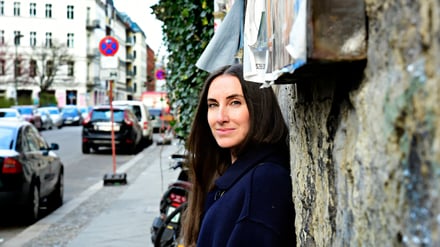 Mirna Funk in der Auguststraße in Berlin-Mitte