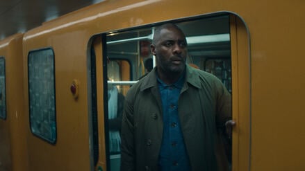 Idris Elba spielt den Verhandlungs-Spezialisten Sam Nelson, der einen Zug der Berliner U-Bahn entführt.