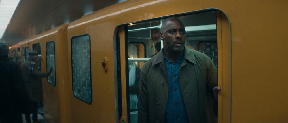 Idris Elba spielt den Verhandlungs-Spezialisten Sam Nelson, der einen Zug der Berliner U-Bahn entführt. 