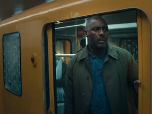 Idris Elba spielt den Verhandlungs-Spezialisten Sam Nelson, der einen Zug der Berliner U-Bahn entführt. 