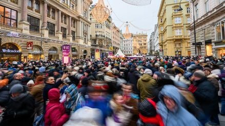 Besucher des 34. Silvesterpfads in der Wiener Innenstadt tanzen Walzer. 