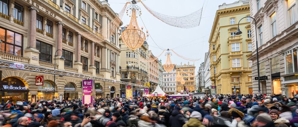 Besucher des 34. Silvesterpfads in der Wiener Innenstadt tanzen Walzer. 