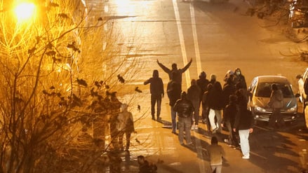 Iranische Demonstranten versammeln sich während einer Protestkundgebung.