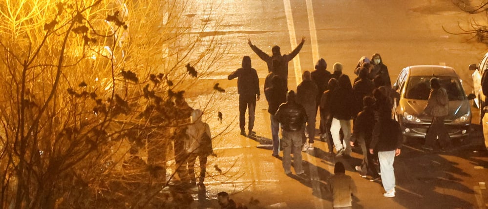 Iranische Demonstranten versammeln sich während einer Protestkundgebung.