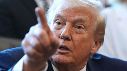 ARCHIV - 18.12.2025, USA, Washington: US-Präsident Donald Trump zeigt auf einen Reporter, der ihm eine Frage stellt, nachdem er im Oval Office des Weißen Hauses eine Durchführungsverordnung zur Neueinstufung von Marihuana als weniger gefährliche Droge unterzeichnet hat. (zu dpa: «Trump droht Iran wegen Gewalt gegen Demonstranten») Foto: Evan Vucci/AP/dpa +++ dpa-Bildfunk +++