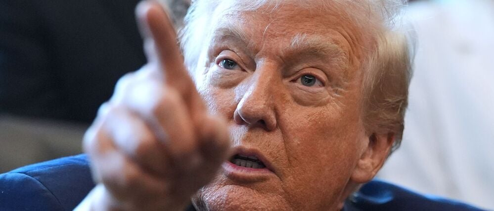 ARCHIV - 18.12.2025, USA, Washington: US-Präsident Donald Trump zeigt auf einen Reporter, der ihm eine Frage stellt, nachdem er im Oval Office des Weißen Hauses eine Durchführungsverordnung zur Neueinstufung von Marihuana als weniger gefährliche Droge unterzeichnet hat. (zu dpa: «Trump droht Iran wegen Gewalt gegen Demonstranten») Foto: Evan Vucci/AP/dpa +++ dpa-Bildfunk +++