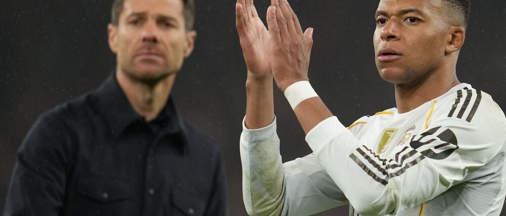 Kylian Mbappé (r) hat sich mit Respekt von seinem bisherigen Trainer Xabi Alonso verabschiedet. (Archivbild)
