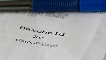 ARCHIV - 03.05.2015, Bayern, Huglfing: Ein Bescheid über die Erbschaftssteuer liegt auf einem Schreibtisch. (zu dpa: «Hamburg kassiert mehr Erbschaftsteuer trotz weniger Fälle») Foto: Wolfram Kastl/dpa +++ dpa-Bildfunk +++