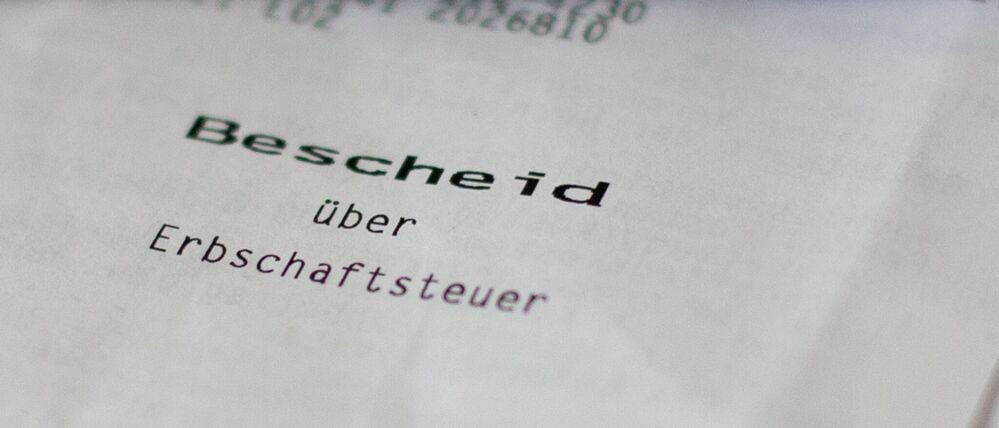 ARCHIV - 03.05.2015, Bayern, Huglfing: Ein Bescheid über die Erbschaftssteuer liegt auf einem Schreibtisch. (zu dpa: «Hamburg kassiert mehr Erbschaftsteuer trotz weniger Fälle») Foto: Wolfram Kastl/dpa +++ dpa-Bildfunk +++