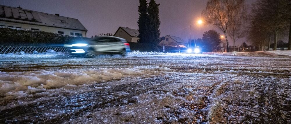 Vor allem im Osten und Nordosten ist es am Dienstag glatt.