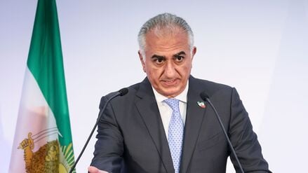 ARCHIV - 23.06.2025, Frankreich, Paris: Reza Pahlavi, der Sohn des gestürzten iranischen Schahs Mohammad Reza Pahlavi, spricht während einer Pressekonferenz. (zu dpa: «Schah-Sohn Pahlavi drängt USA zum Eingreifen im Iran») Foto: Thomas Padilla/AP/dpa +++ dpa-Bildfunk +++