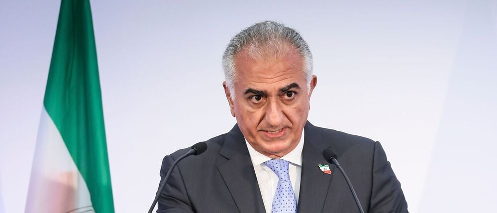 ARCHIV - 23.06.2025, Frankreich, Paris: Reza Pahlavi, der Sohn des gestürzten iranischen Schahs Mohammad Reza Pahlavi, spricht während einer Pressekonferenz. (zu dpa: «Schah-Sohn Pahlavi drängt USA zum Eingreifen im Iran») Foto: Thomas Padilla/AP/dpa +++ dpa-Bildfunk +++