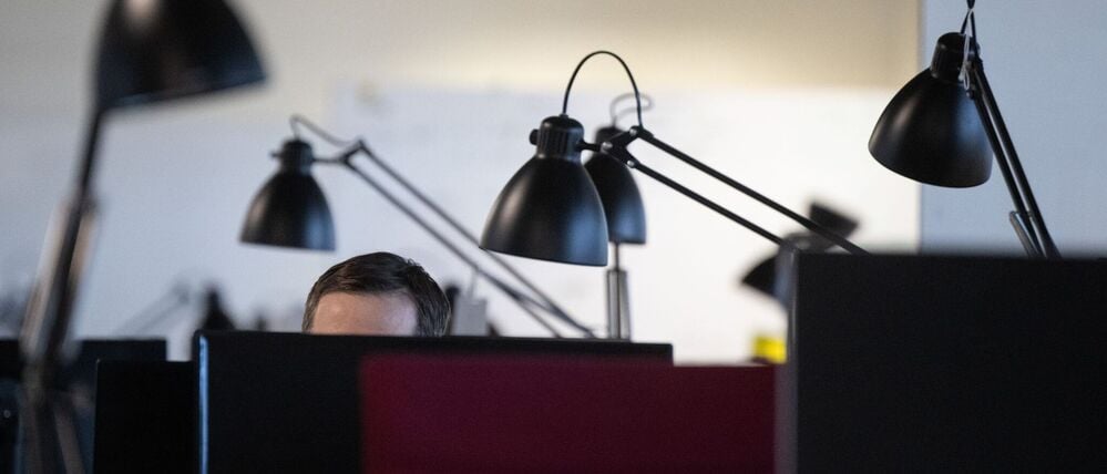 Bei überwiegend sitzender Tätigkeit sollte die Raumtemperatur bei 20 Grad Celsius liegen.