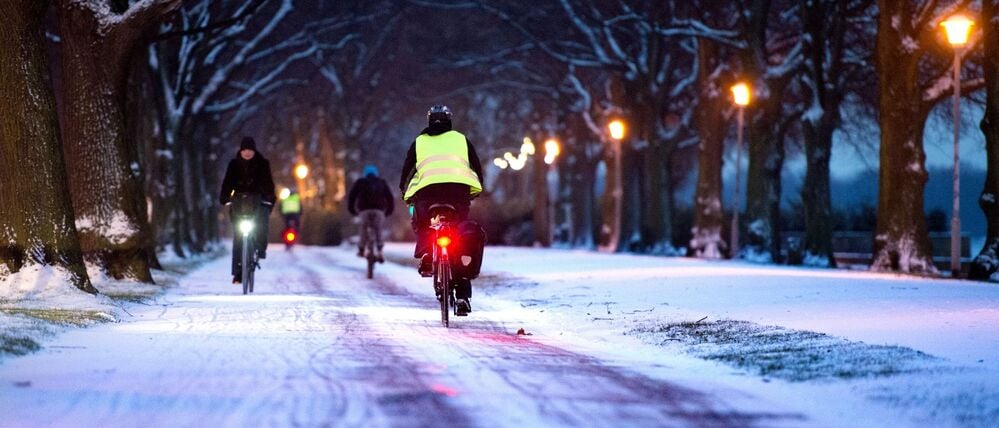 ARCHIV - Mit der richtigen Vorbereitung und angepasstem Fahrverhalten rollen Radfahrer auch bei Glätte gut durch den Winter. (zu dpa: «Glatteis: Was Radfahrer jetzt beachten müssen») Foto: Julian Stratenschulte/dpa/dpa-tmn - Honorarfrei nur für Bezieher des dpa-Themendienstes +++ dpa-Themendienst +++
