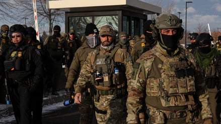 Beamte der US-Einwanderungs- und Zollbehörde (ICE) stehen während einer Demonstration gegen verschärfte Einwanderungskontrollen vor dem Bishop Henry Whipple Federal Building Wache (Symbolbild).