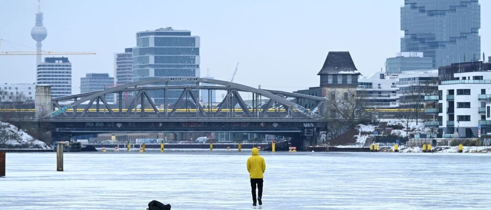 Die Berliner Polizei warnt wegen des Tauwetters vor dem Betreten des Eises.