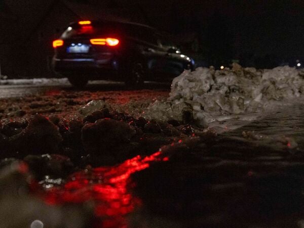 13.01.2026, Sachsen, Meißen: Gefrierenden Regen hat die Straßen und die Fußwege im sächsischen Meißen unberechenbar gemacht. Foto: Daniel Wagner/dpa +++ dpa-Bildfunk +++