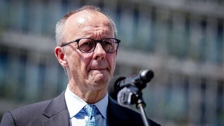 Kanzler Merz äußert sich in Indien mit deutlichen Worten zur Lage im Iran.