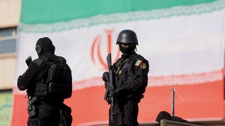 Mitglieder der iranischen Polizei nehmen an einer regierungsfreundlichen Kundgebung in Teheran, Iran, am 12. Januar 2026 teil (Symbolbild).