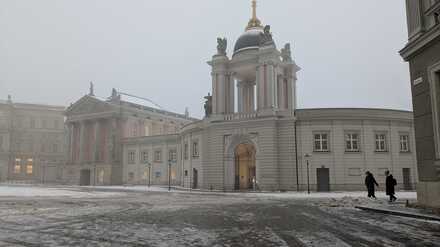 Überfrierende Nässe und Schnee auf dem Alten Markt. 
