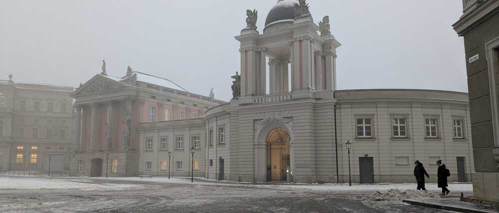 Überfrierende Nässe und Schnee auf dem Alten Markt. 