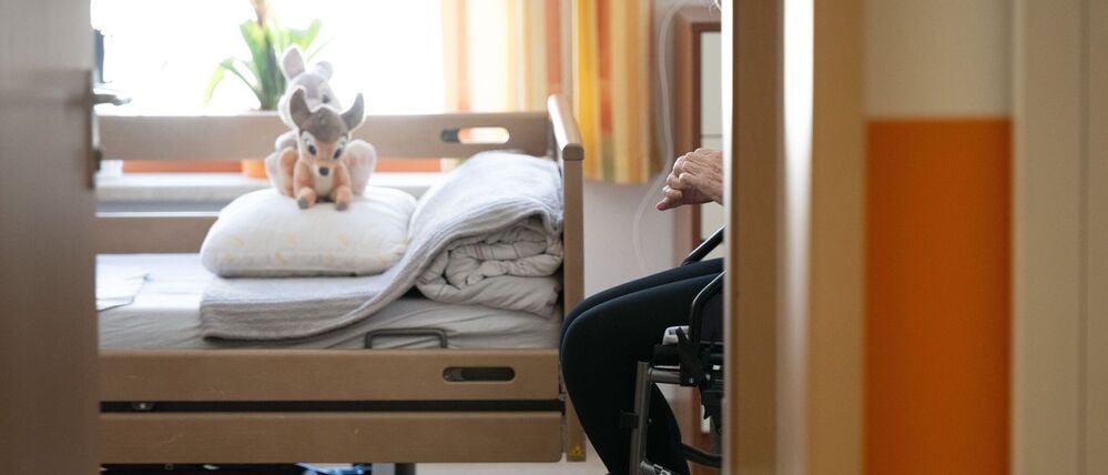 Soll die Pflege im Heim teurer werden, muss die Leitung das rechtzeitig ankündigen.