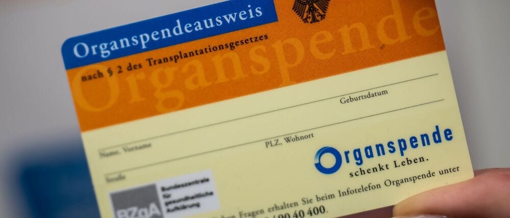 Ein Organspende-Ausweis dokumentiert die Entscheidung. (Archivbild)