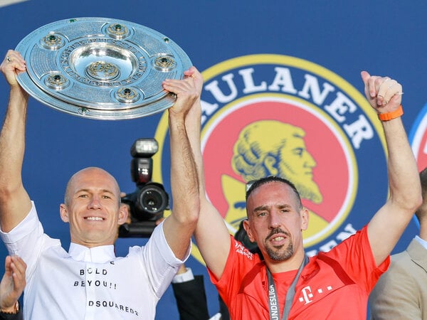 ARCHIV - 18.05.2019, Bayern, München: Die Spieler von Bayern München, Arjen Robben (l) und Franck Ribery, halten die Meisterschale hoch und feiern mit Mannschaftskollegen die Deutsche Meisterschaft bei einer Klub-internen Meisterfeier am Nockerberg. (zu dpa «Robben macht Schluss: Die «schwierigste Entscheidung» seiner Karriere») Foto: Marco Donato/FC Bayern München/dpa +++ dpa-Bildfunk +++