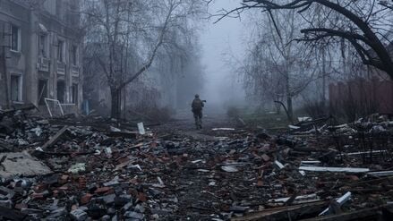 Ein ukrainischer Soldat geht eine Straße in der Frontstadt Kostjantyniwka entlang, dem Schauplatz schwerer Kämpfe mit russischen Truppen in der Region Donezk.