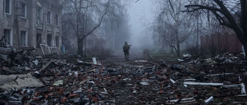 Ein ukrainischer Soldat geht eine Straße in der Frontstadt Kostjantyniwka entlang, dem Schauplatz schwerer Kämpfe mit russischen Truppen in der Region Donezk.