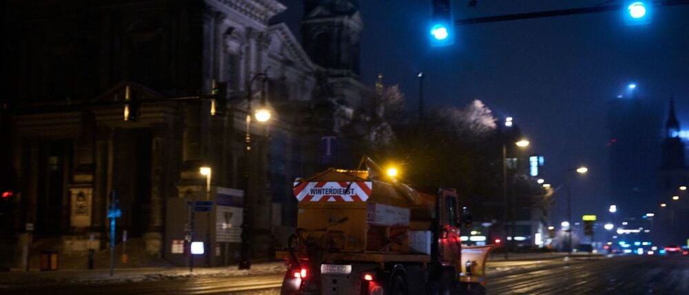 Der Wetterdienst warnt bis mittags vor erhöhter Glättegefahr in Berlin und Brandenburg.