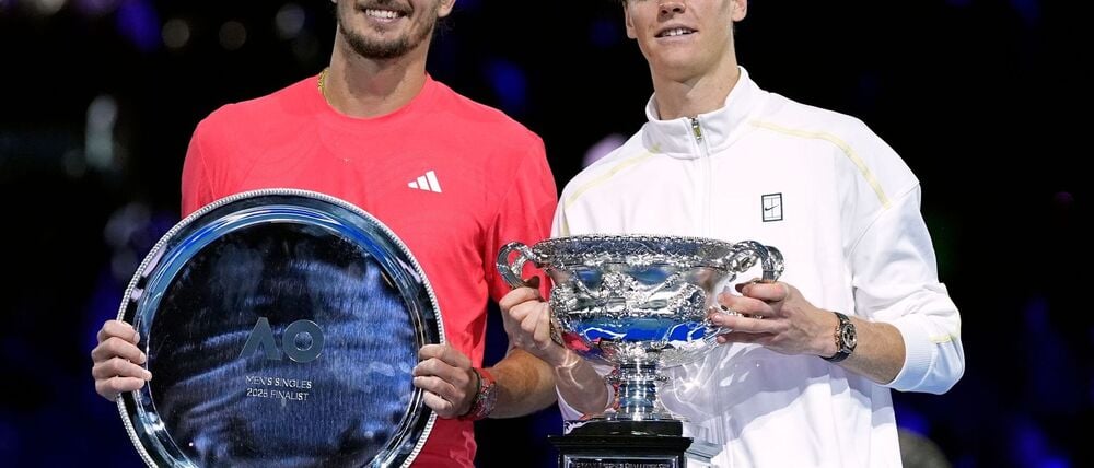 2025 gewann Jannik Sinner (r.) im Finale von Melbourne gegen Alexander Zverev. (Archivbild)