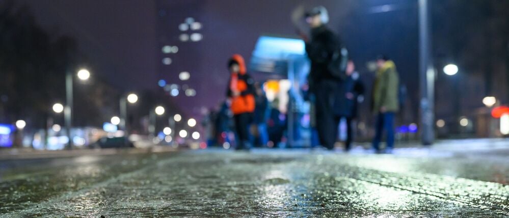 13.01.2026, Brandenburg, Frankfurt (Oder): Vereist ist der Gehweg am frühen Morgen an einer Haltestelle.