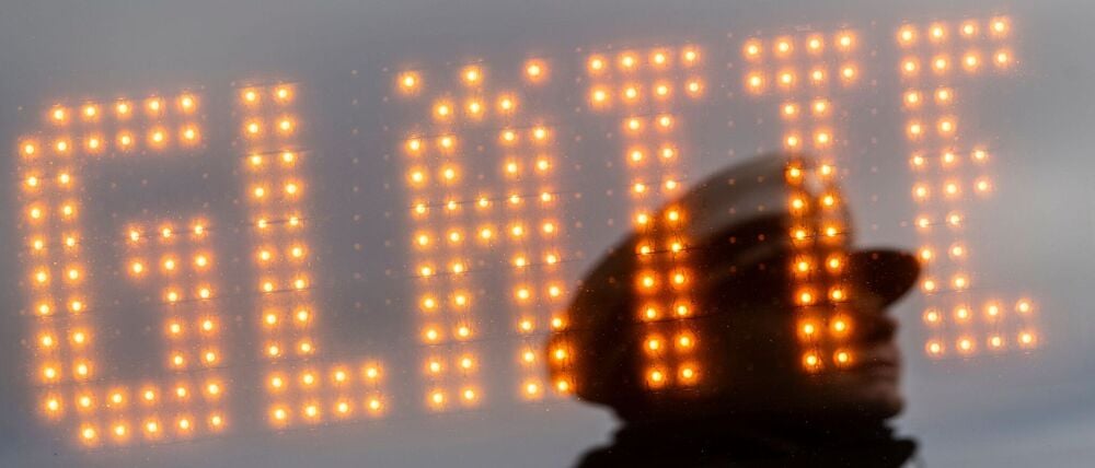 Auf dem Flughafen Wien ist der Betrieb wegen Glatteis vorübergehend eingestellt worden. (Symbolfoto)