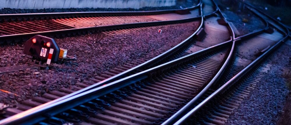 Schienen schlängeln sich durch ein Gleisbett (Symbolfoto).