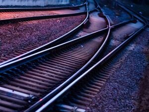Schienen schlängeln sich durch ein Gleisbett (Symbolfoto).