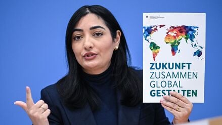 Reem Alabali Radovan (SPD), Bundesministerin für wirtschaftliche Zusammenarbeit und Entwicklung, spricht bei der Pressekonferenz zum Reformplan „Zukunft zusammen global gestalten“ zur Neuausrichtung der deutschen Entwicklungszusammenarbeit. 