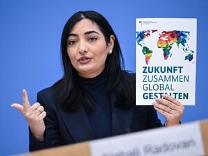 Reem Alabali Radovan (SPD), Bundesministerin für wirtschaftliche Zusammenarbeit und Entwicklung, spricht bei der Pressekonferenz zum Reformplan „Zukunft zusammen global gestalten“ zur Neuausrichtung der deutschen Entwicklungszusammenarbeit. 
