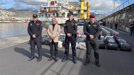Spanische Polizisten stehen vor einem Teil der fast 10 Tonnen Kokain, die auf einem Frachtschiff beschlagnahmt wurden.