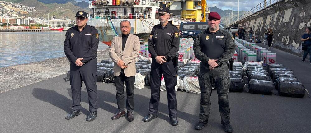 Spanische Polizisten stehen vor einem Teil der fast 10 Tonnen Kokain, die auf einem Frachtschiff beschlagnahmt wurden.