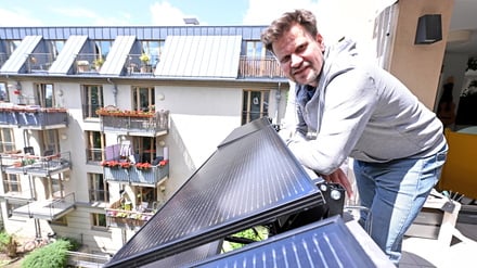 Mieter können mit Balkonsolaranlagen ihre Stromrechnung reduzieren.