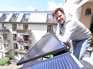 Mieter können mit Balkonsolaranlagen ihre Stromrechnung reduzieren.