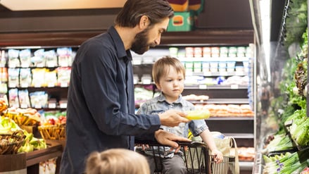 Ein Familienvater im Supermarkt.