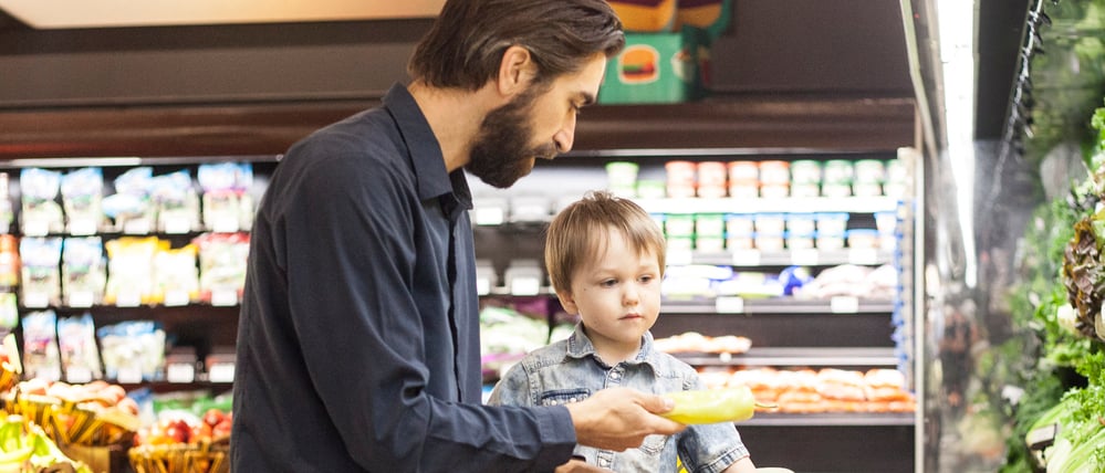 Ein Familienvater im Supermarkt.