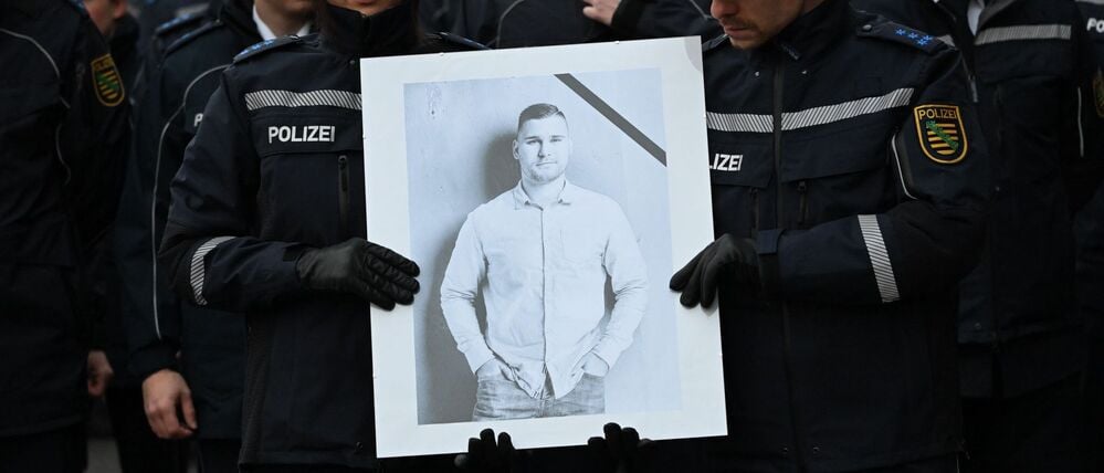 Polizisten tragen während eines Trauermarschs der sächsischen Polizei für den vor drei Wochen im Dienst getöteten Polizisten Maximilian Stoppa ein Porträt. 