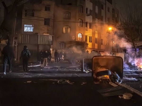 Protests in Iran January 2026 Iranians gather while blocking a street during a protest in Tehran, Iran on January 9, 2026. The nationwide protests started in Tehran s Grand Bazaar against the failing economic policies in late December, which spread to universities and other cities, and included economic slogans, to political and anti-government ones. Tehran Tehran Iran Copyright: xKhoshiranx