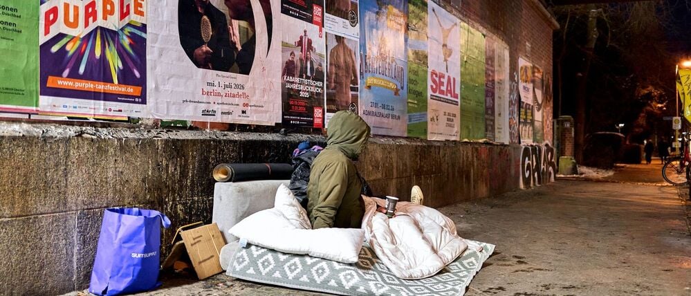 Bei eisigen Temperaturen haben mehr Menschen als sonst die Nummern der Kältehilfe gewählt, um Menschen auf der Straße zu helfen. (Symbolbild)