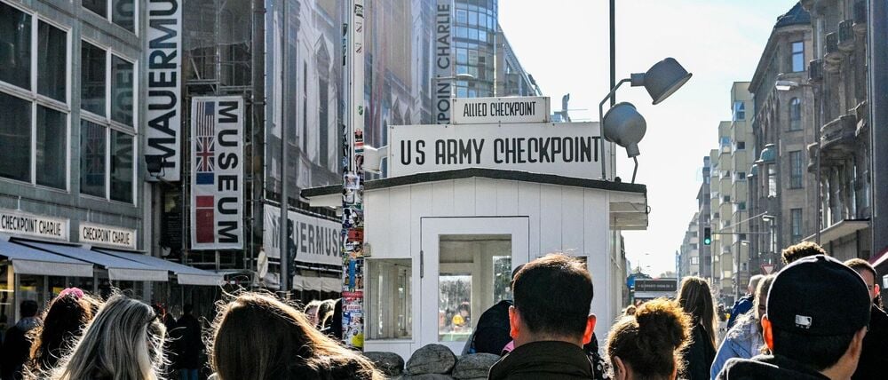 Der ehemalige „Checkpoint Charlie“ zieht sehr viele Berlin-Touristen an. (Archivbild)